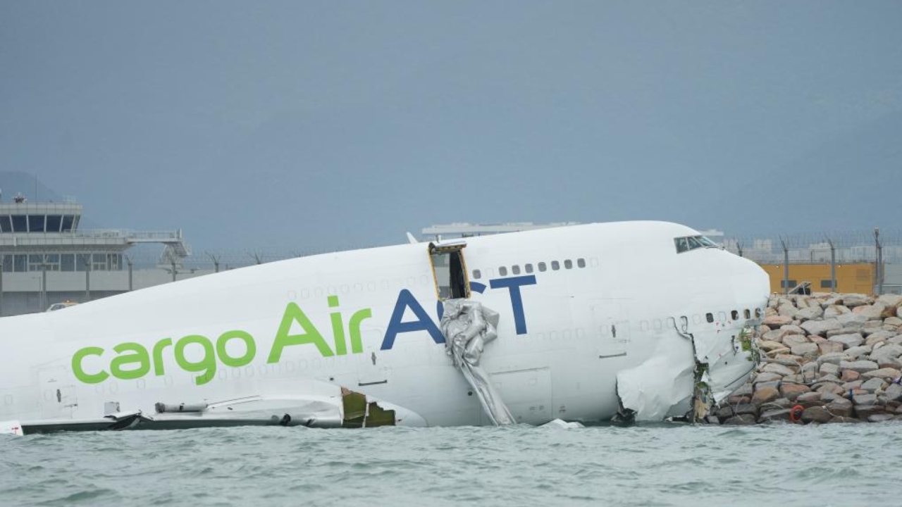 Destroços do avião em meio ao mar após falhas no pouco que causou acidente Destroços do avião em meio ao mar após falhas no pouco que causou acidente