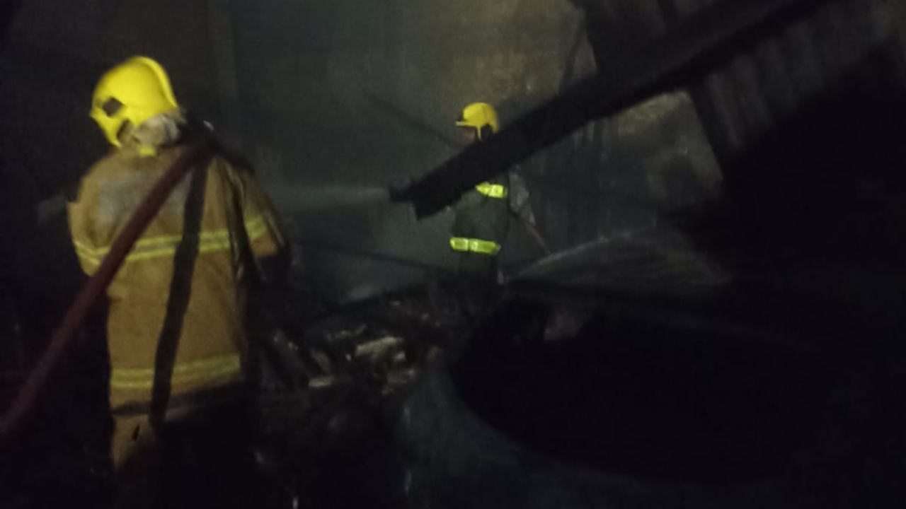 Incêndio de grandes proporções atinge estabelecimento em Frutal e destrói veículo e equipamentos Incêndio de grandes proporções atinge estabelecimento em Frutal e destrói veículo e equipamentos