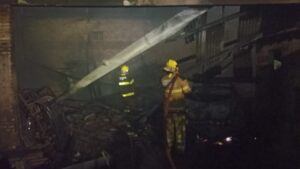 Incêndio de grandes proporções atinge estabelecimento em Frutal e destrói veículo e equipamentos