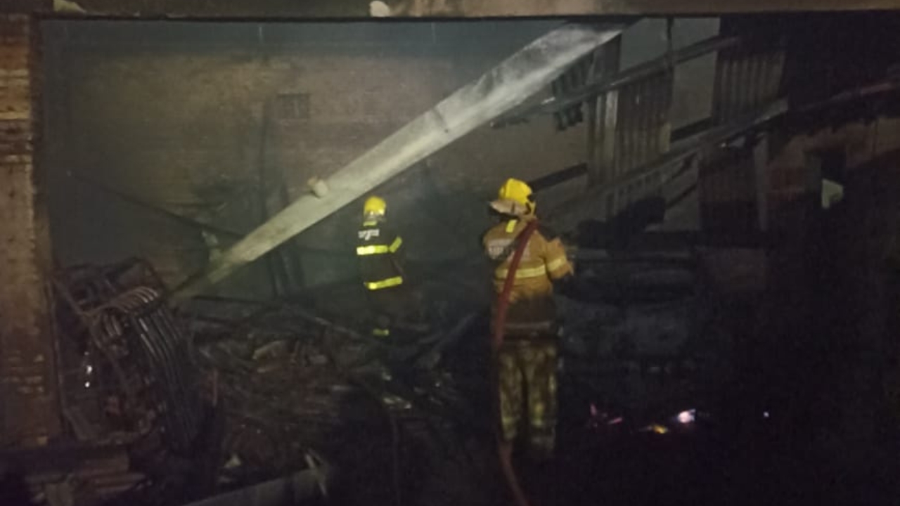 Incêndio de grandes proporções atinge estabelecimento em Frutal e destrói veículo e equipamentos
