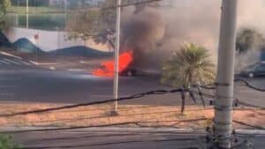 bombeiros controlam incêndio em carro