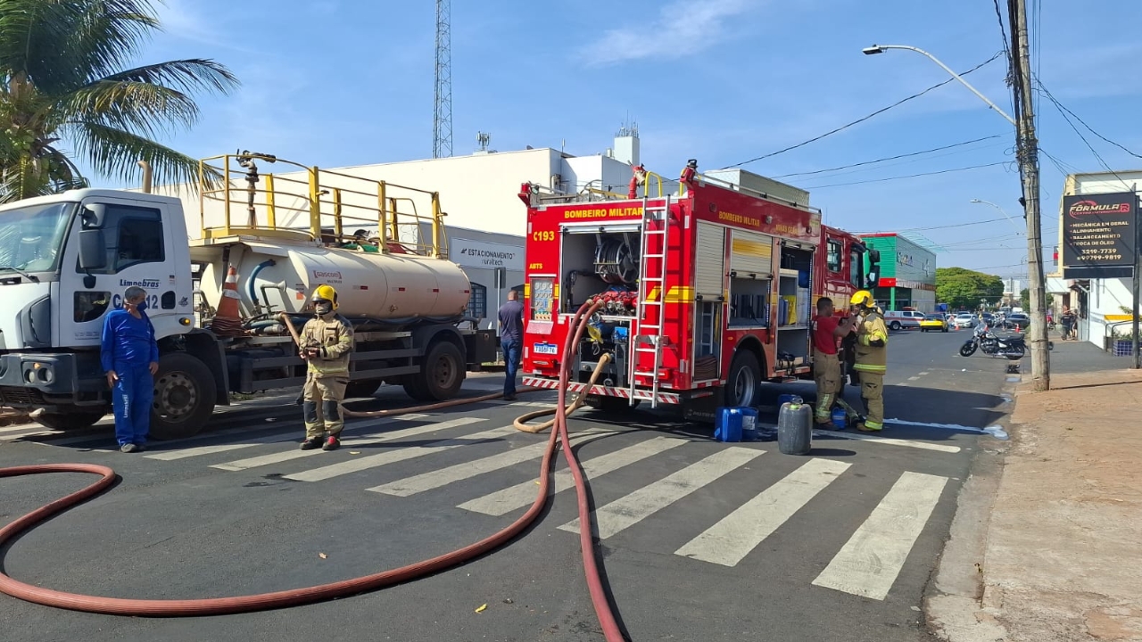 Incêndio em madereira na madrugada desta sexta (3) ainda precisa do trabalho dos bombeiros para resfriamento dos imóveis e causa interdições no trânsito de Uberlândia - Crédito: Redes sociais/Divulgação