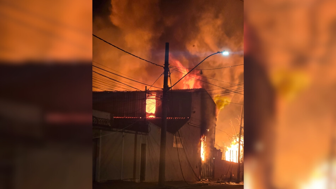 Incêndio em madereira na madrugada de sexta (3) foi de grandes proporções; causa será investigada - Crédito: Redes socias/Divulgação