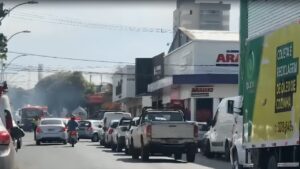 Incêndio em madereira interdita trânsito em Uberlândia; Settran informa rotas alternativas - Crédito: redes sociais/Divulgação