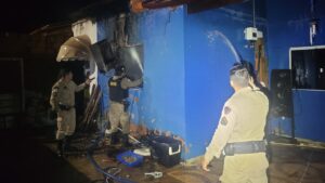 Incêndio em Monte Carmelo une policiais militares e comunidade em combate ao fogo antes da chegada dos bombeiros