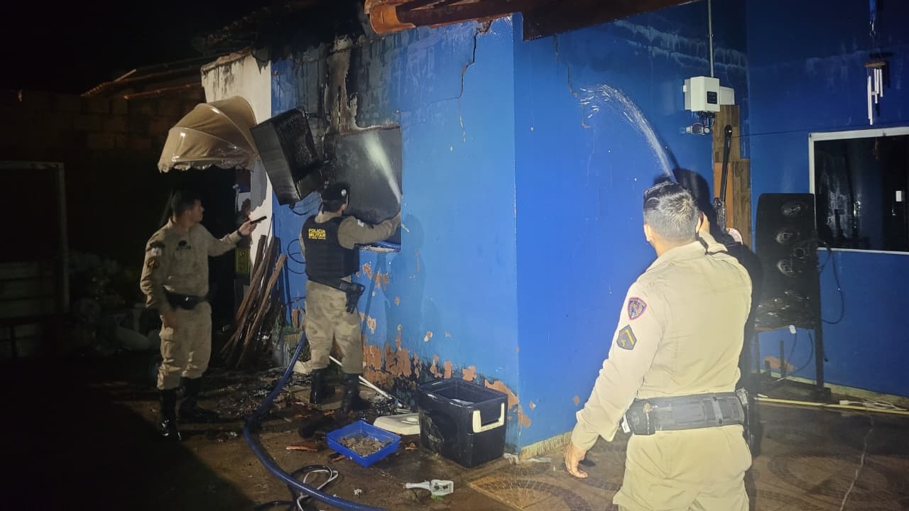 ncêndio em Monte Carmelo une policiais militares e comunidade em combate ao fogo antes da chegada dos bombeiros - Crédito: Polícia Militar/Divulgação Incêndio em Monte Carmelo une policiais militares e comunidade em combate ao fogo antes da chegada dos bombeiros
