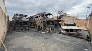 homem ateia fogo em ônibus em Uberlândia e veículos ficam destruídos