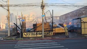 Incêndio em madeireira em Uberlândia mobiliza bombeiros e interdita quarteirão inteiro