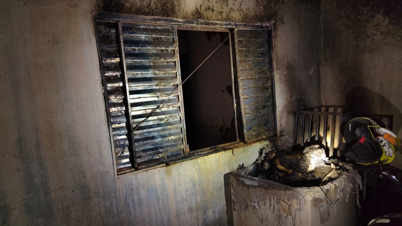 Casa destruída por incêndio em Uberaba ficou interditada após ex-mulher atear fogo, segundo Corpo de Bombeiros — Créditos: Divulgação/CBMMG