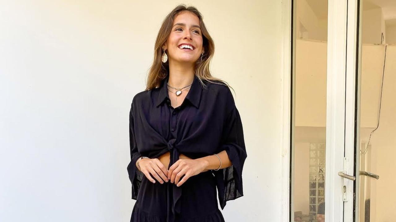 Melissa Said; influenciadora foragida com roupas pretas e um fundo residencial