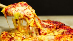 Imagem de uma pizza para ilustra matéria sobre mulher que morreu após comer pizza em São José dos Campos