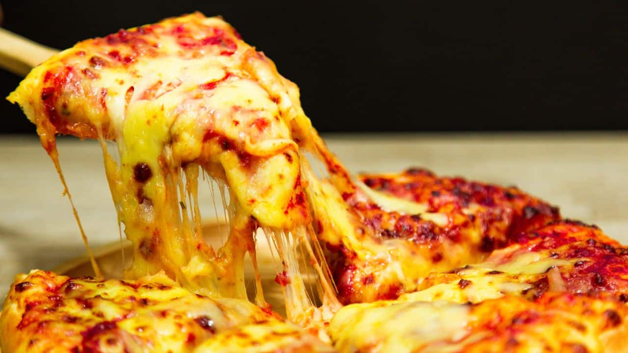 Imagem de uma pizza para ilustra matéria sobre mulher que passou mal após comer pizza em SP