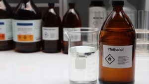 Intoxicação po metanol pelo mundo // vidro de metanol em laboratório