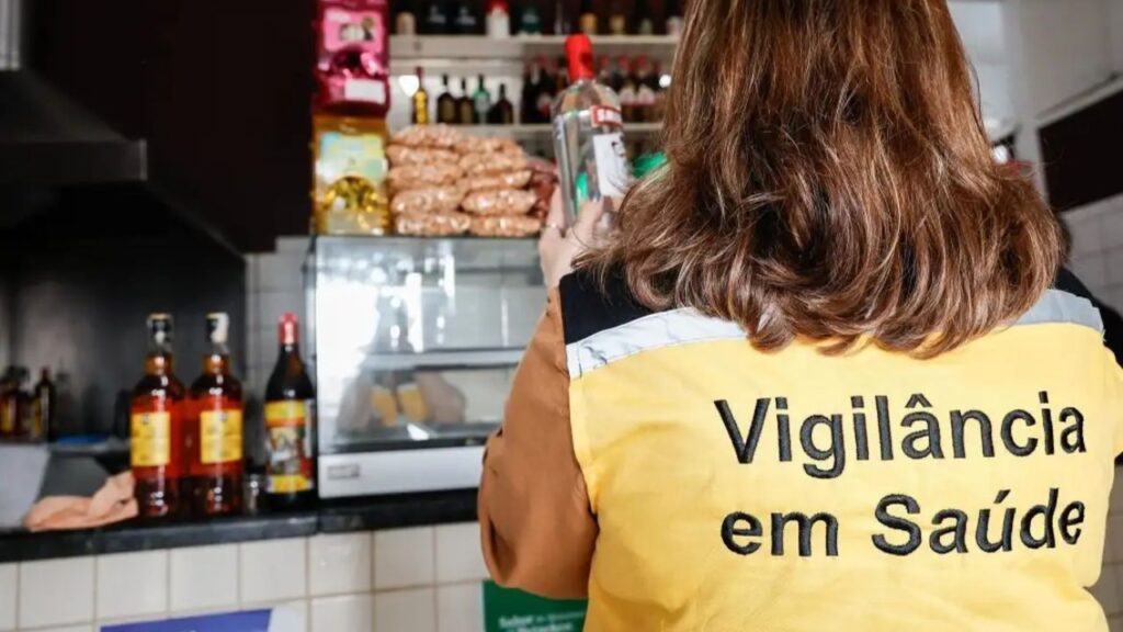 Vigilância em Saúde ficalizando bebidas para evitar intoxicação por metanol