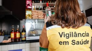 Vigilância em Saúde ficalizando bebidas para evitar intoxicação por metanol