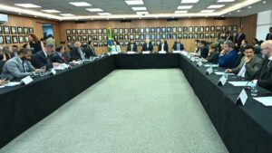 Ministro Ricardo Lewandowski anuncia criação de comitê para enfrentar a crise do metanol em reunião com representantes do setor de bebidas
