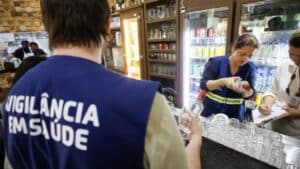 Bares interditados pela Vigilância Sanitária após casos de intoxicação por metanol