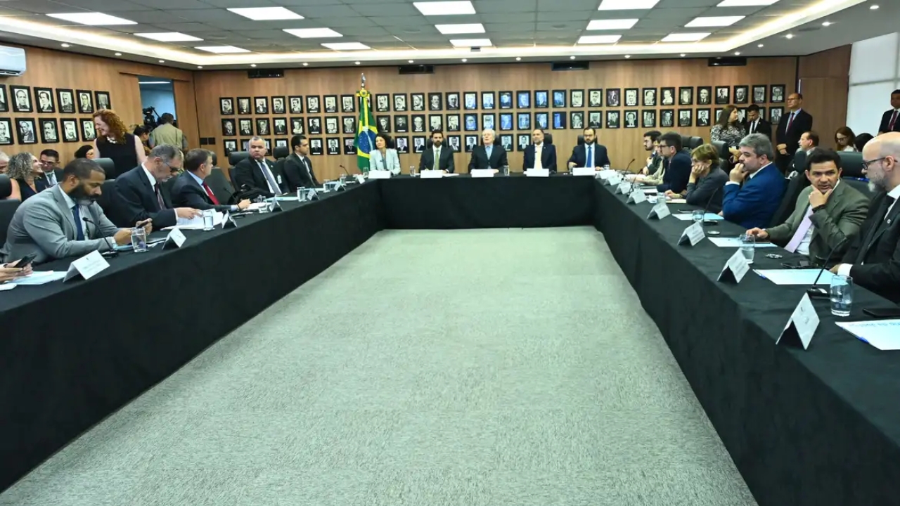 Ministro Ricardo Lewandowski anuncia criação de comitê para enfrentar a crise do metanol em reunião com representantes do setor de bebidas Ministro Ricardo Lewandowski anuncia criação de comitê para enfrentar a crise do metanol em reunião com representantes do setor de bebidas