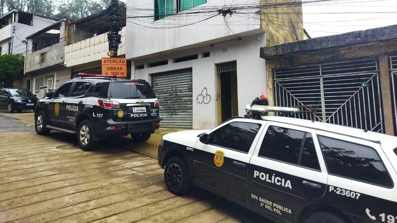 Durante a operação, a proprietária da fábrica foi presa em flagrante por crime de adulteração de bebidas