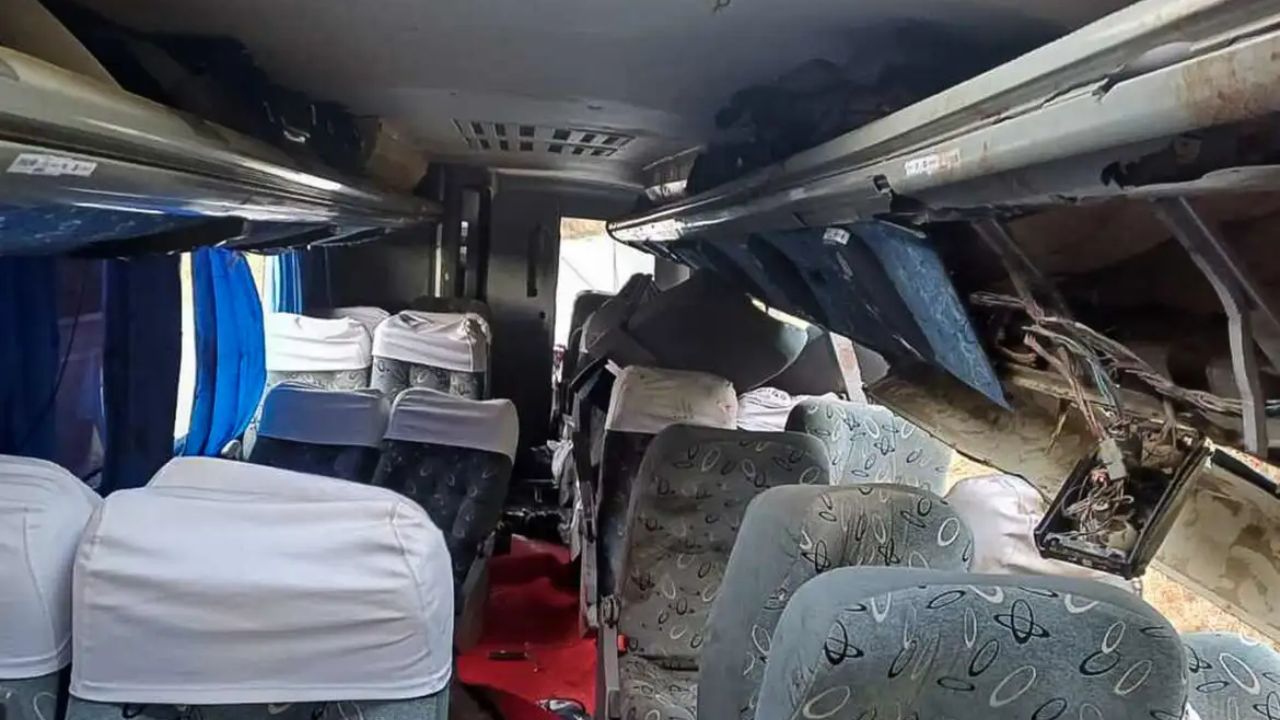 Imagem do ônibus que sofreu um acidente em Pernambuco, na BR-423