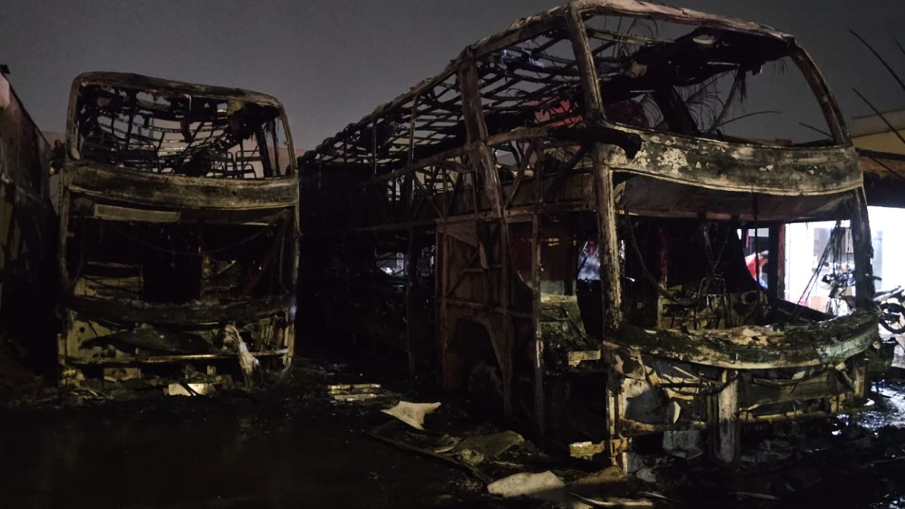: Incêndio em Uberlândia destrói dois ônibus e uma caminhonete no bairro Jardim Inconfidência. : Incêndio em Uberlândia destrói dois ônibus e uma caminhonete no bairro Jardim Inconfidência.