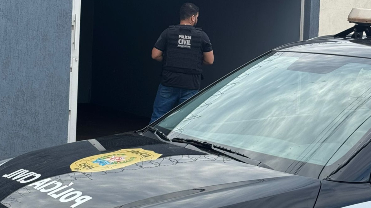 Polícia Civil concluiu a primeira fase da operação Muro ao Lado; grupo era comandado por investigado que morava ao lado da delegacia - Crédito: Polícia Civil/Divulgação Carro da PC e um policial civil de costas // Polícia Civil concluiu a primeira fase da operação Muro ao Lado; grupo era comandado por investigado que morava ao lado da delegacia