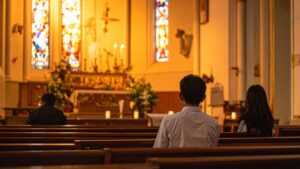 Fiéis em uma igreja católica, simbolizando o dia da padroeira dos endividados, Santa Edwiges