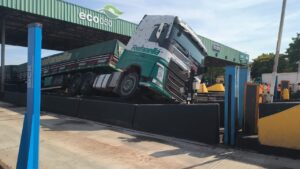 Carreta se envolve em acidente na praça de pedágio da BR-050, em Delta (MG); cabine foi interditada, mas ninguém ficou ferido