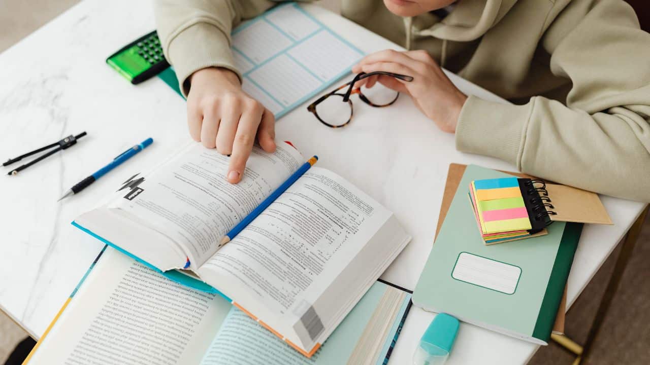 pessoa estudando para o aulão de redação Nota 1000