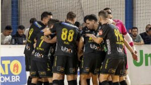 time de futsal do Praia Clube celebra vitória