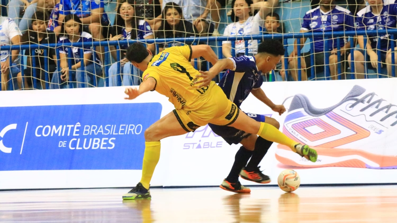 Jogador do Praia Clube futsal em quadra Jogador do Praia Clube futsal em quadra
