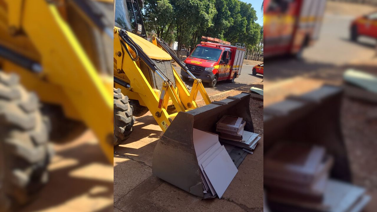 Trabalhadores têm a perna prensada por retroescavadeira em acidente de trabalho em Uberlândia