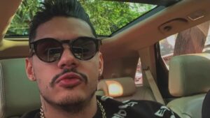 Hungria dentro do carro, de óculos escuro em uma selfie. Ele foi detectado com intoxicação por metanol; ele marca o primeiro caso no DF