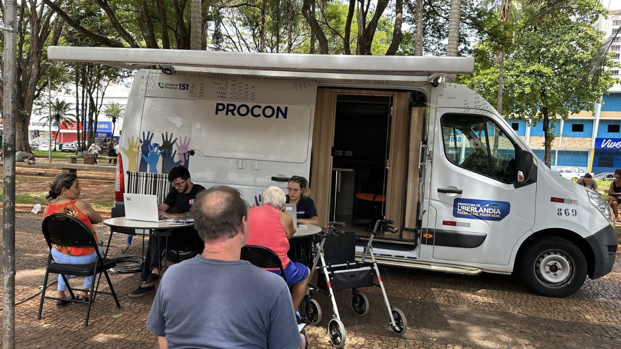 Procon Móvel realizando atendimento no centro de Uberlândia