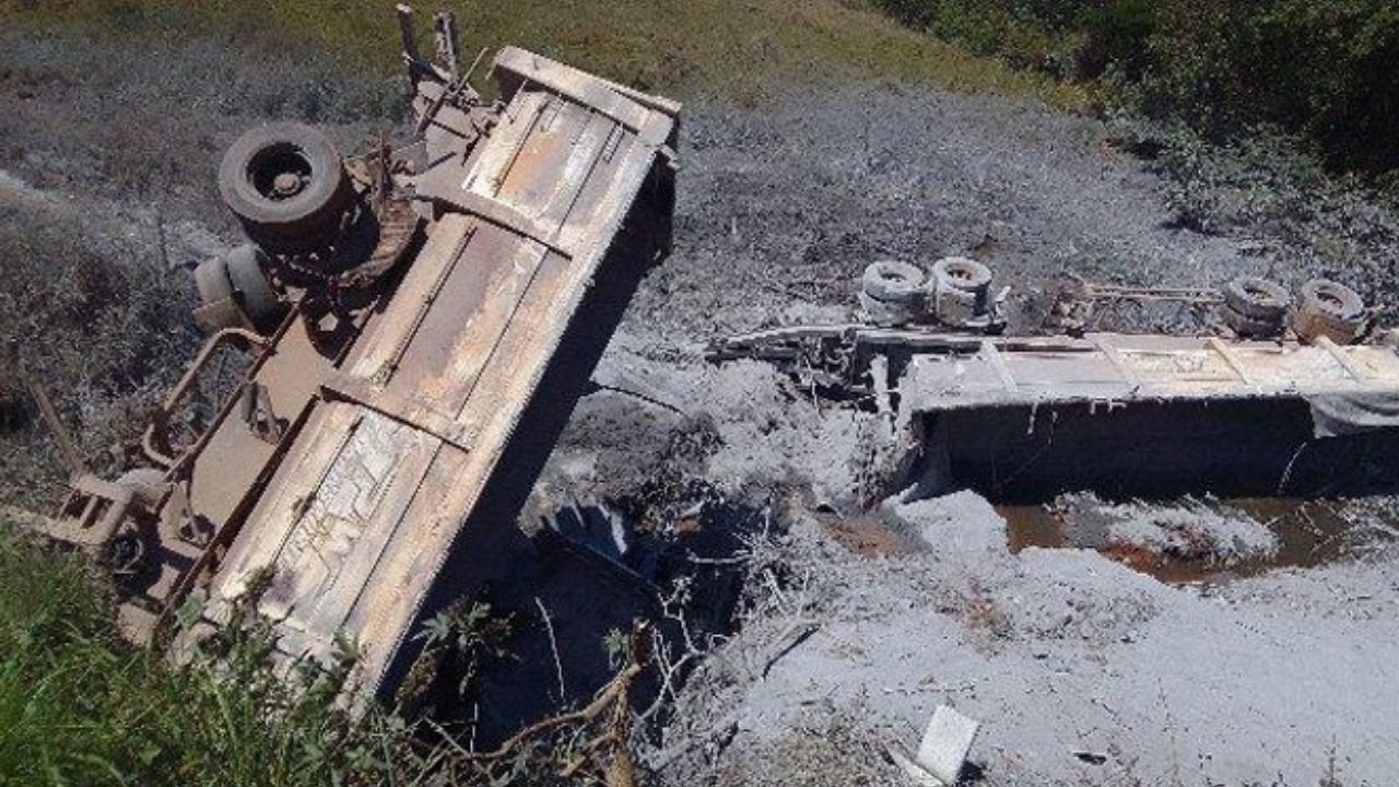 Caminhão destruído em córrego após acidente Caminhão destruído em córrego após acidente