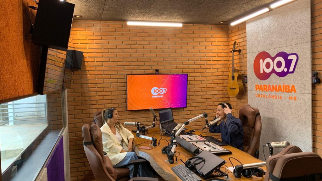 Charles e Ediani no novo estúdio da Paranaíba 100.7 Charles e Ediani no novo estúdio da Paranaíba 100.7
