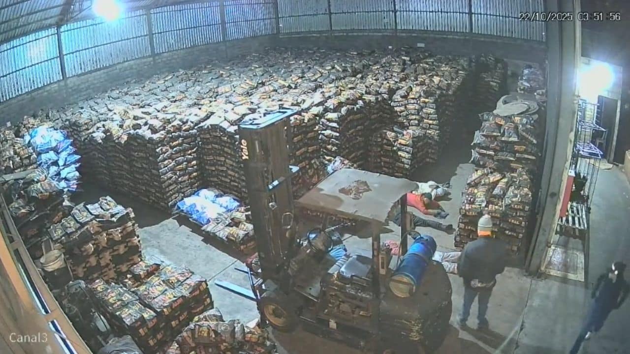 Bandidos fazem reféns em roubo a depósito de carvão