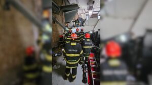 Bombeiros atuando em acidente no restaurante do chef Fogaça, em São Paulo