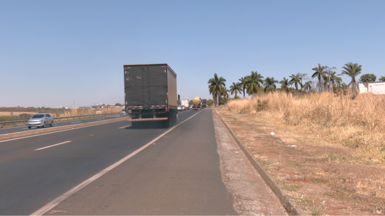 Roçagem na BR-050 Roçagem na BR-050