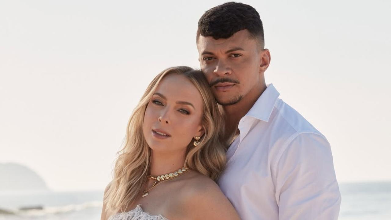 Cocielo e Tatá em foto na praia, vestidos de branco // Humorista se pronuncia e diz que não tem nada a ver com separação de Cocielo e Tatá