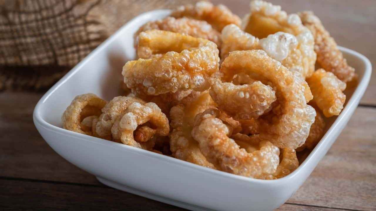 Torresmo em uma bacia branca