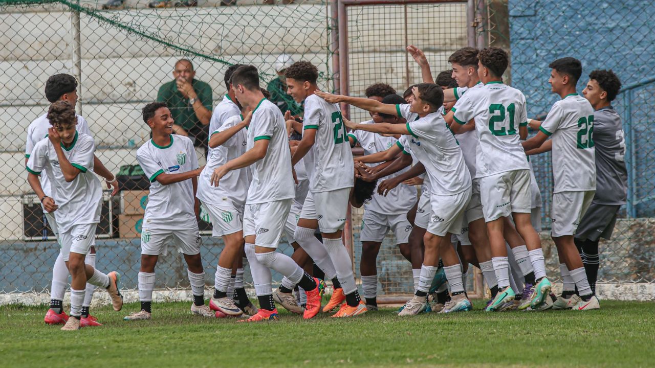 Jogadores da base do Uberlândia comemorando gol Jogadores da base do Uberlândia comemorando gol