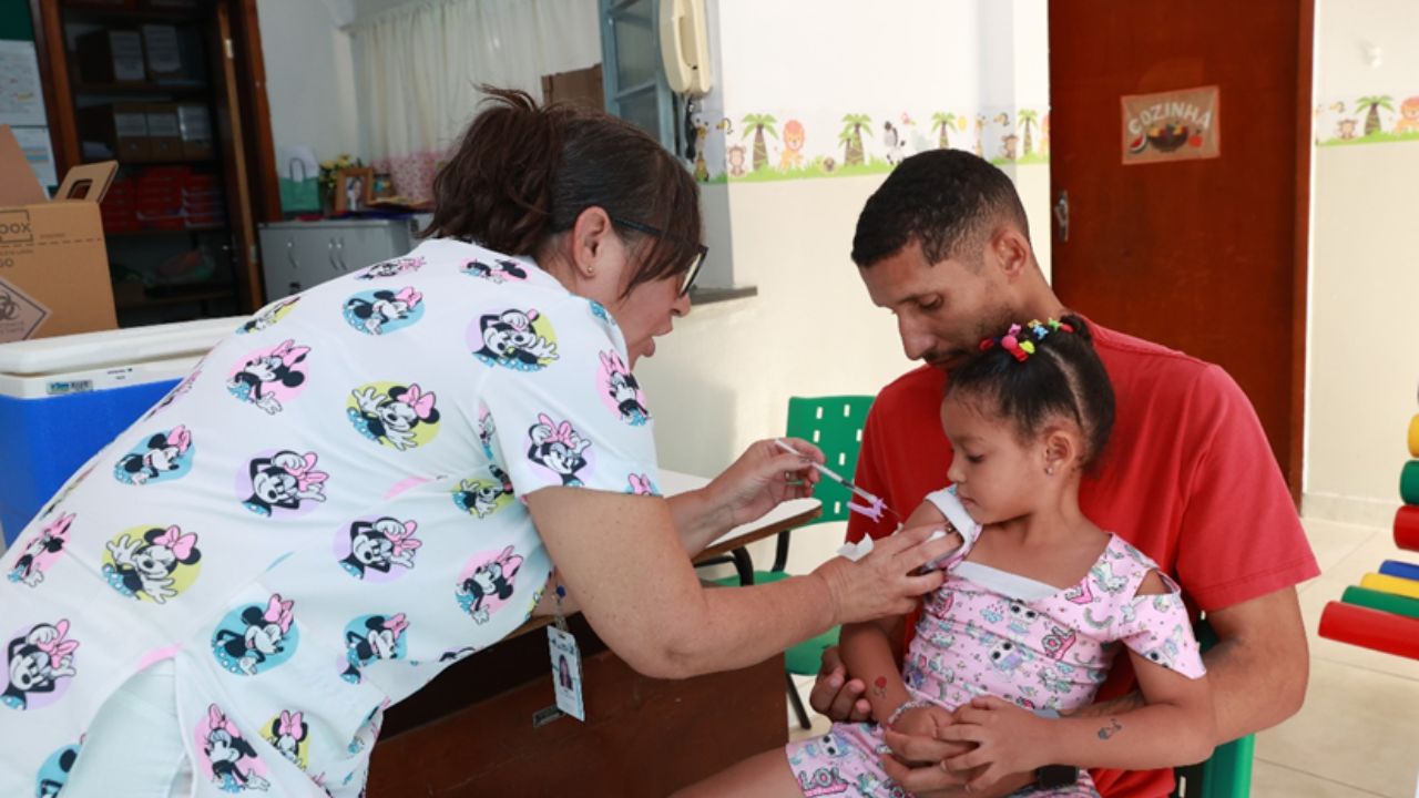 Vacinação nas escolas complementa as ações do Dia D em Uberlândia Vacinação nas escolas complementa as ações do Dia D em Uberlândia