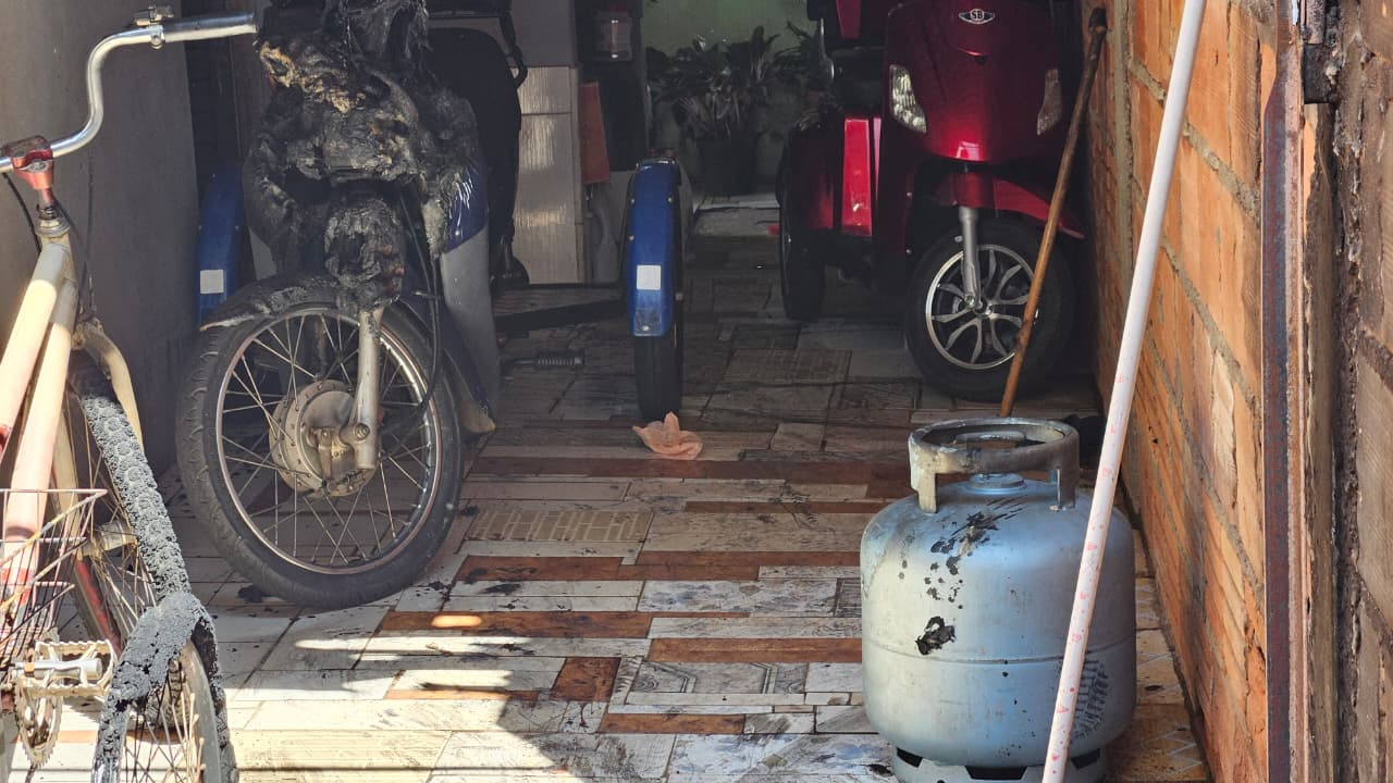 Residência fica em chamas após vazamento de gás e idoso de 75 anos é socorrido em estado grave