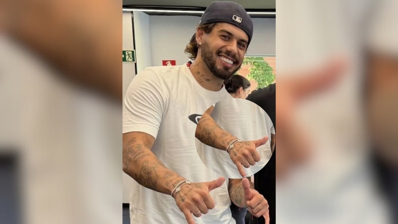 Zé Felipe em foto usando joia bastante semelhante a aliança de compromisso