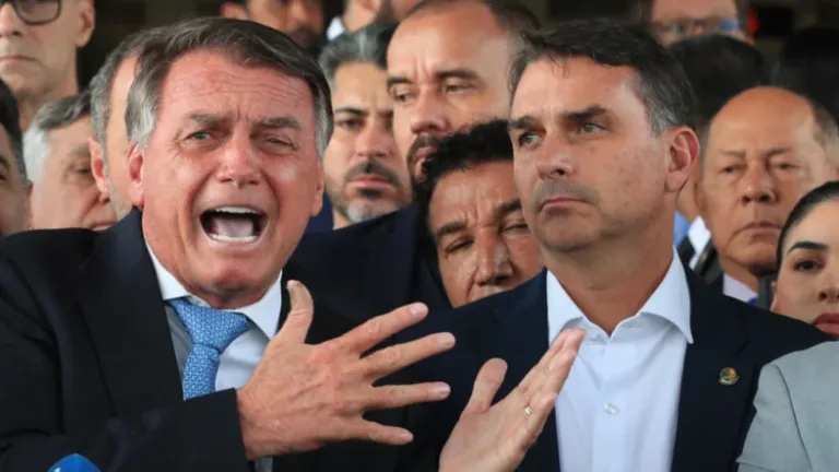 Jair Bolsonaro e Flávio Bolsonaro