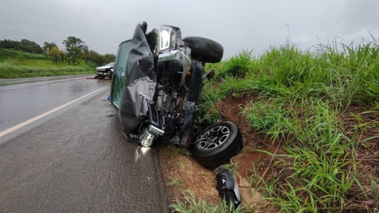 Acidente entre dois carros é registrado na BR-352 em Arapuá
