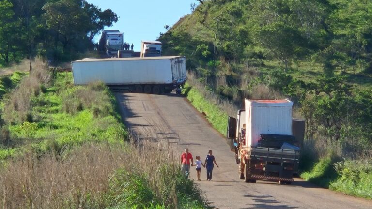 Caminhão interdita parcialmente MG-188, em Coromandel