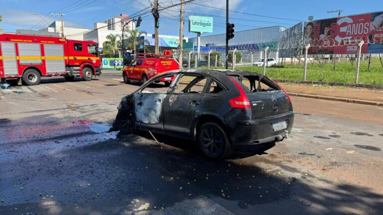 Carro pega fogo na avenida João Naves de Ávila