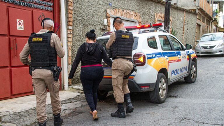 mulher presa por vender conteúdo pornográfico dos filhos